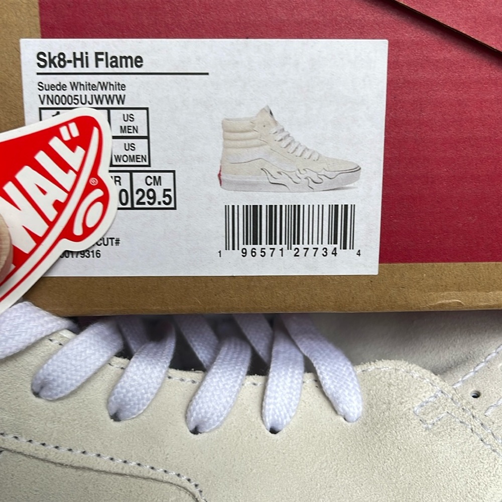 Vans Men’s Sk8-Hi Flame
Suede White/White
VN0005UJWWW
Sneakers - Picture 16 of 16